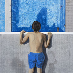 Realistische Acrylmalerei: Ein Junge in Badehose liegt bäuchlings am Rand eines Sprungturms und schaut ins Schwimmbecken.