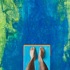 Acrylgemälde zeigt realistisch die Füße eines Mannes auf einem Sprungbrett in großer Höhe vor dem Absprung in die Tiefe.