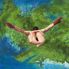 Figürlich-realistisches Acryl-Gemälde eines Klippenspringers in Badehose, der in Vogelperspektive aus großer Höhe in eine abstrakte Landschaft springt.