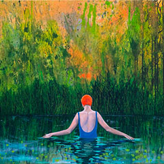 Eine Frau in Rückenansicht steht bis zum Oberkörper in einem Teich, der von Wald umgeben ist. Es herrscht ruhige, abendliche Stimmung.