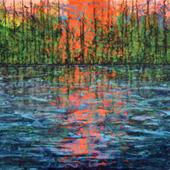 Die Wasseroberfläche eines Sees im Wald mit dem gegenüber liegenden Ufer. Im Wasser spiegelt sich das Orange der untergehenden Sonne, die Oberfläche ist gekräuselt. Zeitgenössische Kunst, moderne Malerei, Acrylgemälde, Großformatig Gerhard Knell